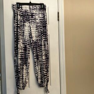 Onzie. Black & white tie leg pant M/L